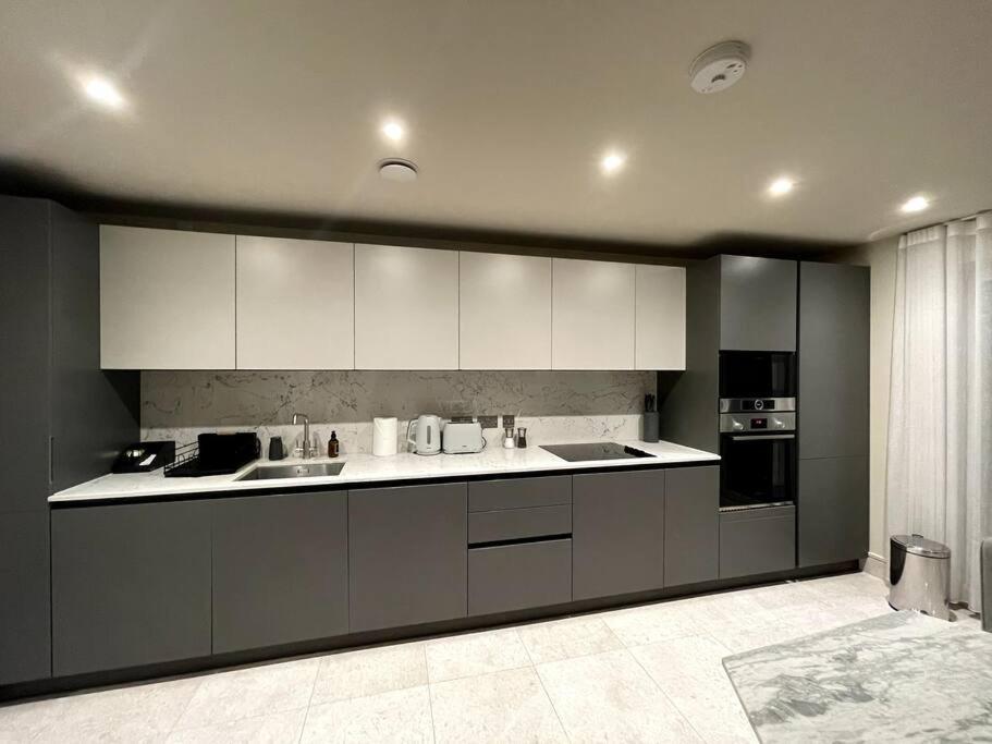 2Br Urban Vista Retreat Chcl F7 Lägenhet Chigwell Exteriör bild