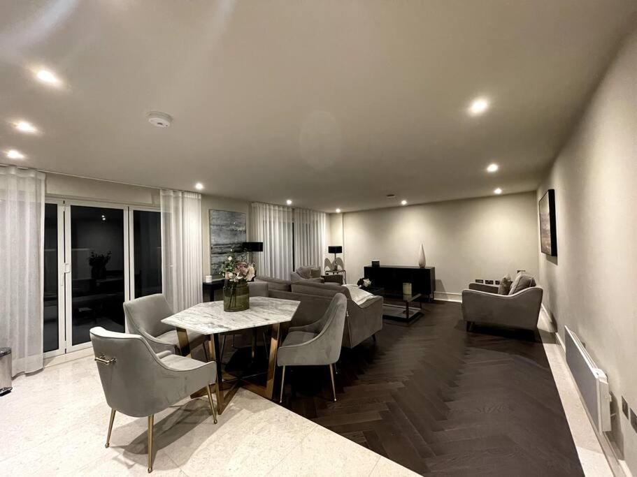 2Br Urban Vista Retreat Chcl F7 Lägenhet Chigwell Exteriör bild