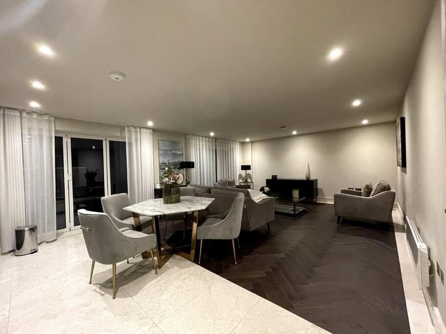 2Br Urban Vista Retreat Chcl F7 Lägenhet Chigwell Exteriör bild