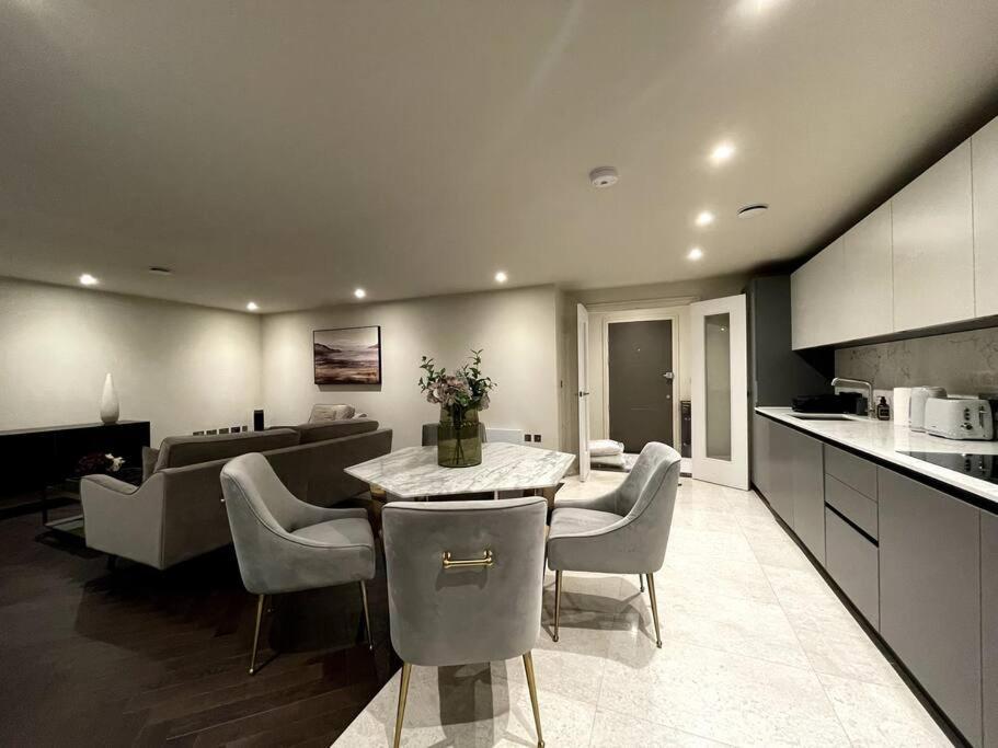 2Br Urban Vista Retreat Chcl F7 Lägenhet Chigwell Exteriör bild