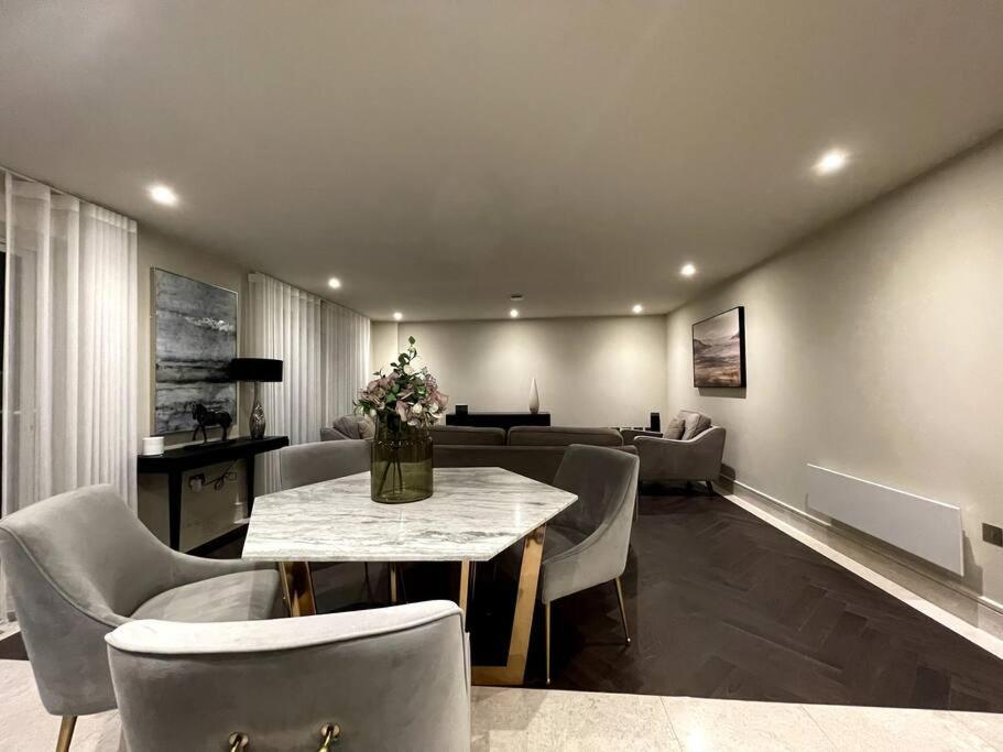 2Br Urban Vista Retreat Chcl F7 Lägenhet Chigwell Exteriör bild