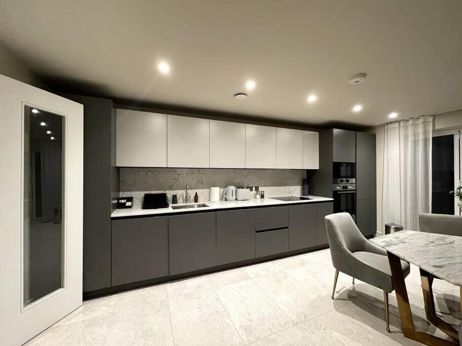 2Br Urban Vista Retreat Chcl F7 Lägenhet Chigwell Exteriör bild
