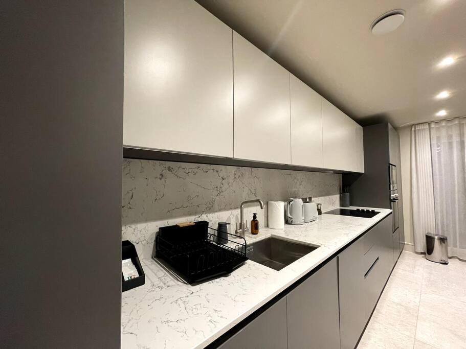 2Br Urban Vista Retreat Chcl F7 Lägenhet Chigwell Exteriör bild